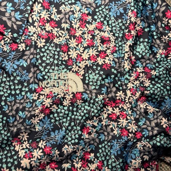 The North Face Floral Snap-Front Quilted Jacket in Revisible Blue, White 6-7 - Picture 4 of 8